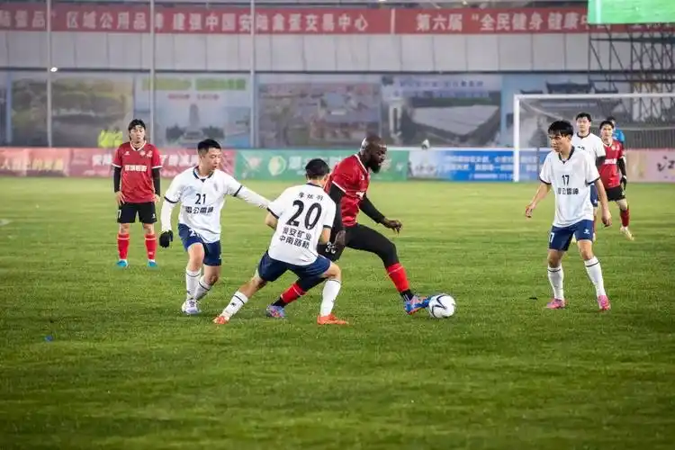 欧冠对决：阿森纳 VS 巴黎圣日耳曼